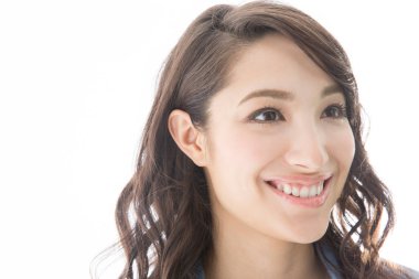 gülümseyen genç Asyalı kadın