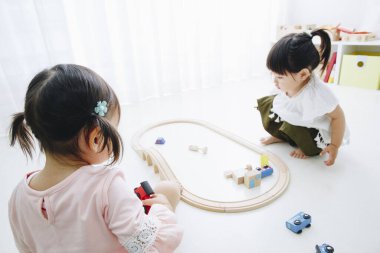 Küçük sevimli Japon kızları oyuncaklarla oynuyorlar.