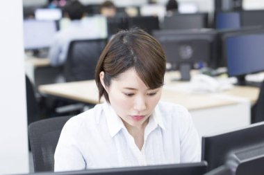 Ofiste çalışan Asyalı kadın.