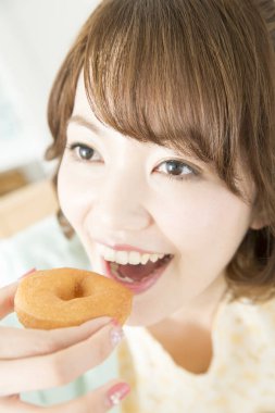 Donutlu Asyalı kadın.