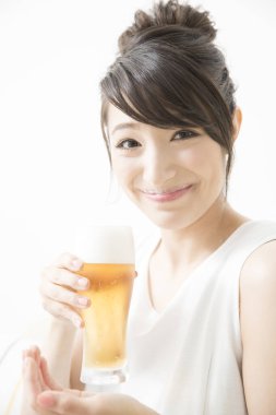 Genç Japon kadın elinde bira tutuyor.