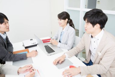 Ofiste çalışan Asyalı genç iş adamları.