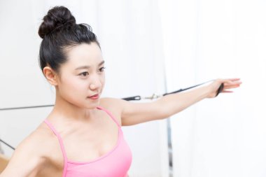 Spor giyimli Japon kadın iç mekanda reformist eğitimi alıyor.