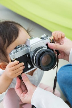 kamera ile küçük kız