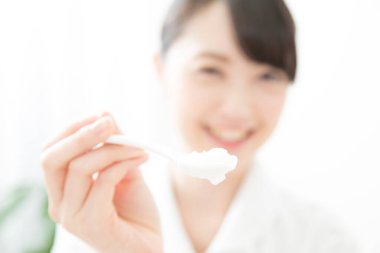 kadın nemlendirici krem uygulamak