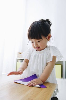 Oturma odasında oynayan küçük tatlı bir Japon kız.