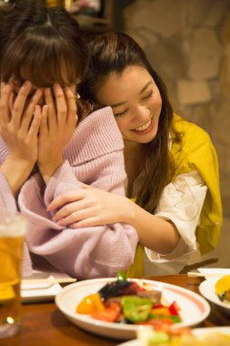 Lokantada iki genç Asyalı kadın