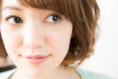 Güzel saçlı Asyalı bir kadının portresi.