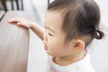 Çocuk parkında küçük tatlı Asyalı kız bebek.