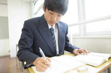 Sınıfta okuyan Japon öğrencinin portresi.