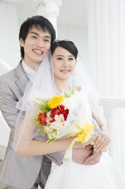 Mutlu Asyalı gelin ve damadın portresi 