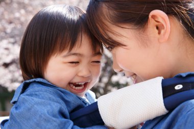 Açık havada annesi olan sevimli Japon çocuğunun portresi.