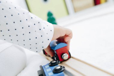 Evinde ahşap demiryolu ile oynayan sevimli Japon çocuğun yakın çekimi. 