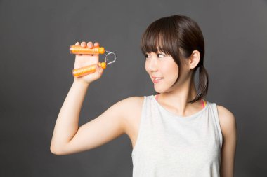 Spor salonunda el ele tutuşan Asyalı kadın. 