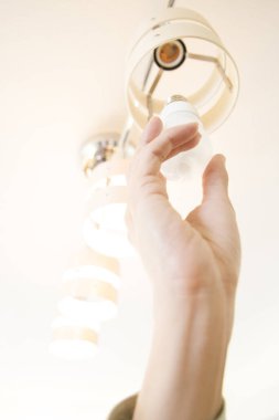 Kadın el değiştiren ampulü kapat.