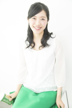 Asyalı kadın kanepede oturan