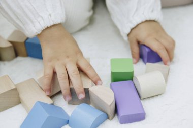 renkli ahşap bloklar ile oynayan çocuk