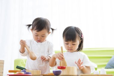 İki kız oyuncakla oynuyor.