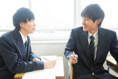 Sınıfta konuşan Japon öğrencilerin portresi.