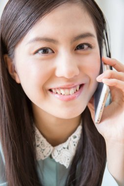 Akıllı telefon kullanan Asyalı kız.