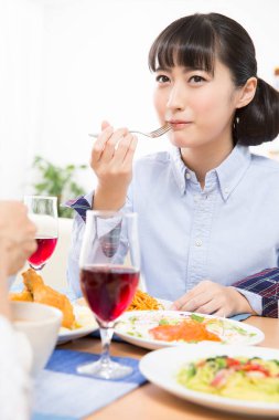 Masada yemek yiyen Asyalı kadın. 