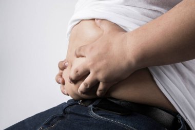 Beyaz tişört giyen şişman bir adam. Stüdyo resmi