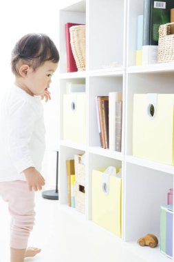 Kitaplarla oynayan tatlı kız.