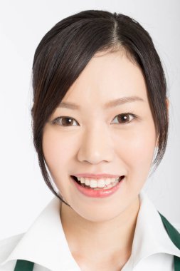 Gülümseyen genç Asyalı kadın portresi 