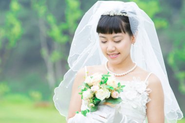 Bir buket beyaz çiçekli güzel Japon gelin