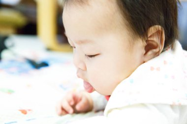 Küçük kız oyuncakla oynuyor.