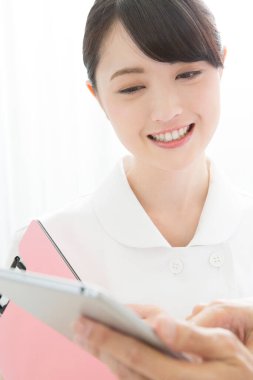 Akıllı telefon kullanan çekici Asyalı kadın portresi