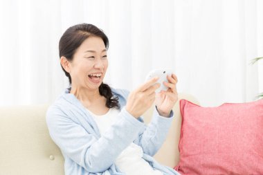 Oyun alanı olan kadın oyun oynuyor 