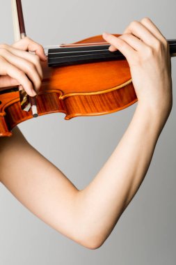 Kadın kemanla poz veriyor. Yakın plan.