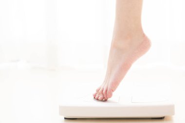 Kadınların ayağı tartıda, kilo verme konsepti