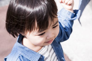 Sokakta oynayan Asyalı çocuk