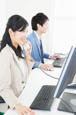 Genç Asyalı çalışanlar ofiste çalışıyor.