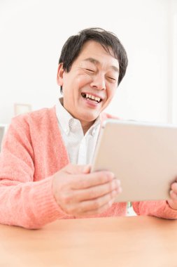 Asya adam holding dijital tablet