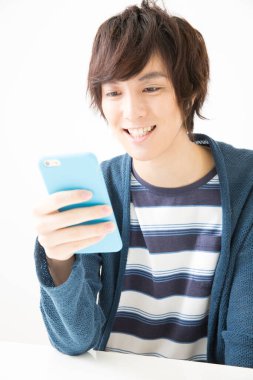 Japon adam beyaz arka planda cep telefonu kullanıyor