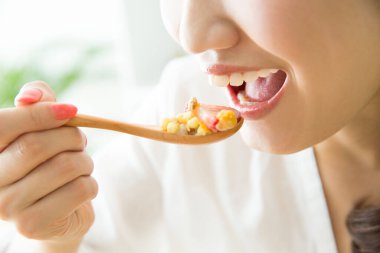 Pirinç yiyen Asyalı kadın. Yakın çekim.