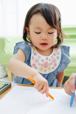 Kalemlerle resim yapan güzel bir kız portresi.