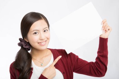 gülümseyen Asyalı genç bayan öğrenci kart gösteriyor. 