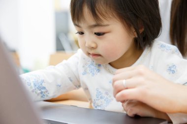 dizüstü bilgisayar kullanan Asyalı kız