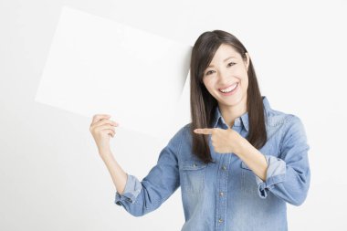 Genç Asyalı kadın boş işaret gösteriyor.