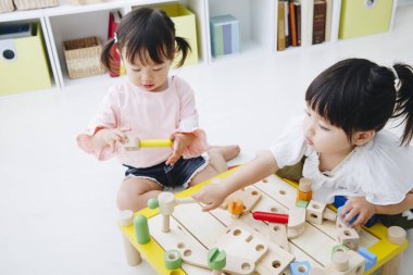 Evde oynayan küçük Asyalı kızlar. 