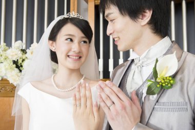 Düğün töreninde mutlu Japon gelin ve damat