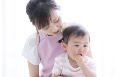 Küçük kızıyla birlikte genç Asyalı anne. 