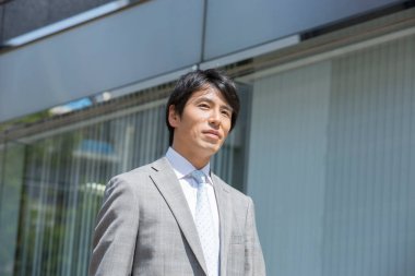 Sokaktaki genç Japon iş adamı.