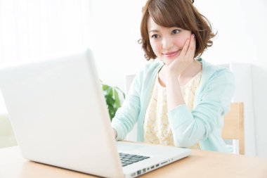 Dizüstü bilgisayar kullanan bir kadın