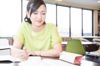 Üniversitede okuyan genç bir öğrenci.