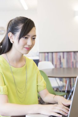 Asyalı kadın laptop ile çalışma